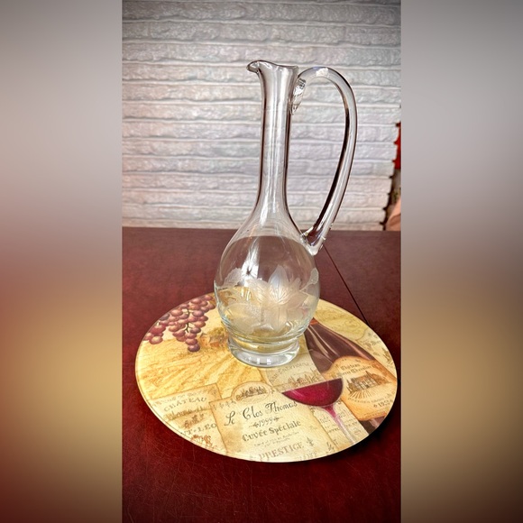 Beautiful Tall Glass Wine Decanter w/a White Floral Design, Great Vintage Cond - Picture 4 of 6